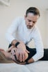 Michael Horn führt eine manuelle Therapie an der Schulter einer Patientin durch