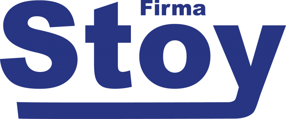 Blauer Schriftzug „Firma Stoy“ auf grünem Hintergrund.