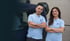 Mann und Frau in blauen Poloshirts mit Logo „Smart & Clean“ stehen mit verschränkten Armen vor einem blauen Lieferwagen.