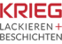 Roter Schriftzug "KRIEG" über grauem Text "LACKIEREN + BESCHICHTEN" auf dunkelgrünem Hintergrund.