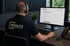 Mann mit Headset und SCHULDIS-Shirt sitzt vor einem Computermonitor mit Kontaktformular.