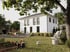 Mehrfamilienhaus mit Balkonen und Garten