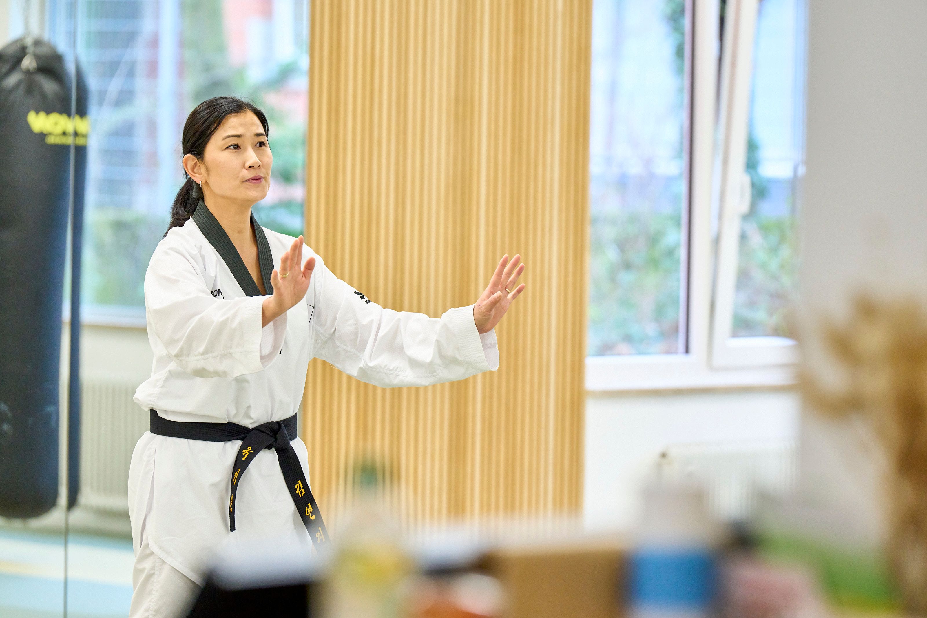 YeonJi Kim korrigiert eine Technik im Training bei SOMA Bonn