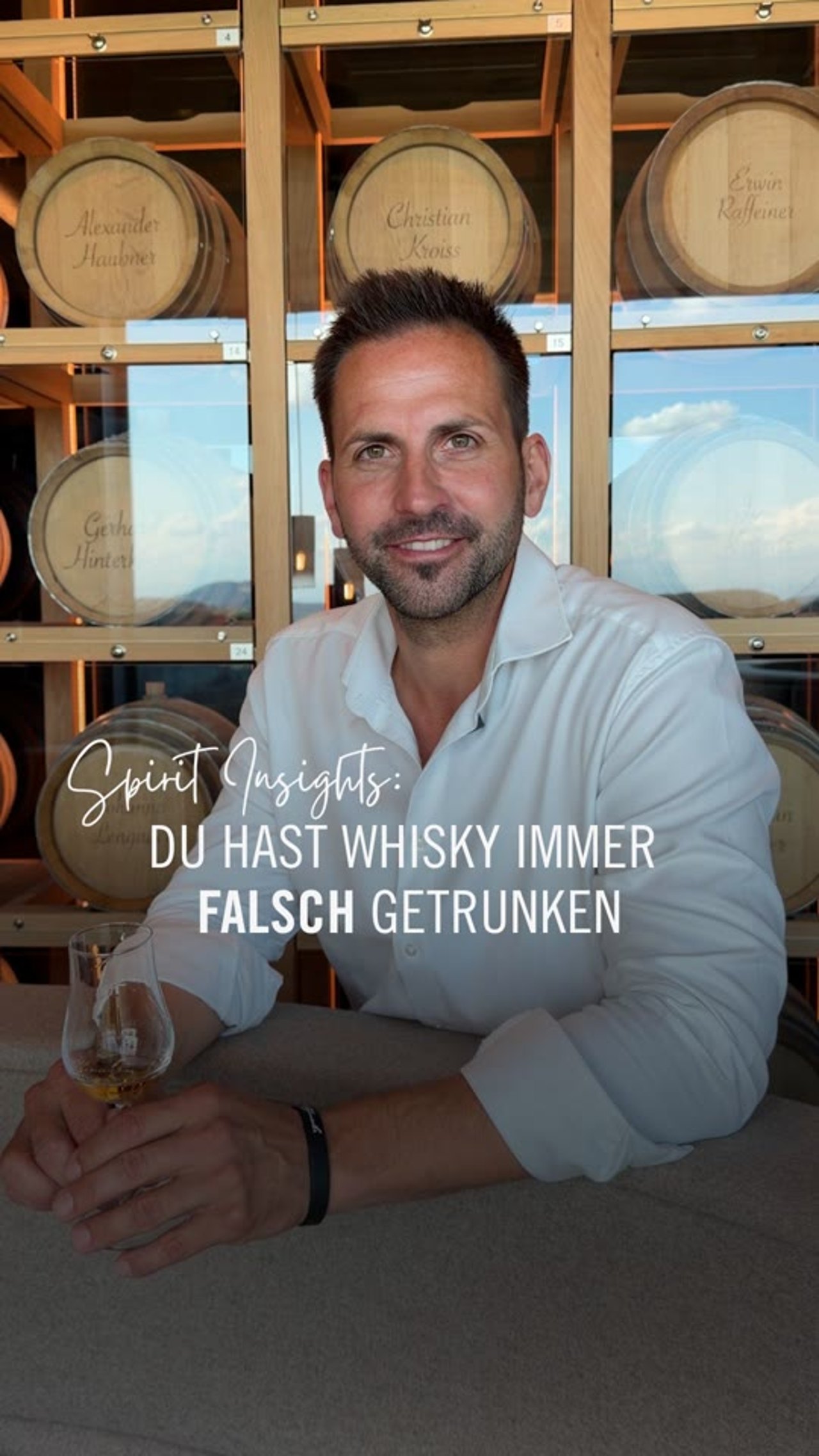Peter Affenzeller mit Whiskyflasche und Glas