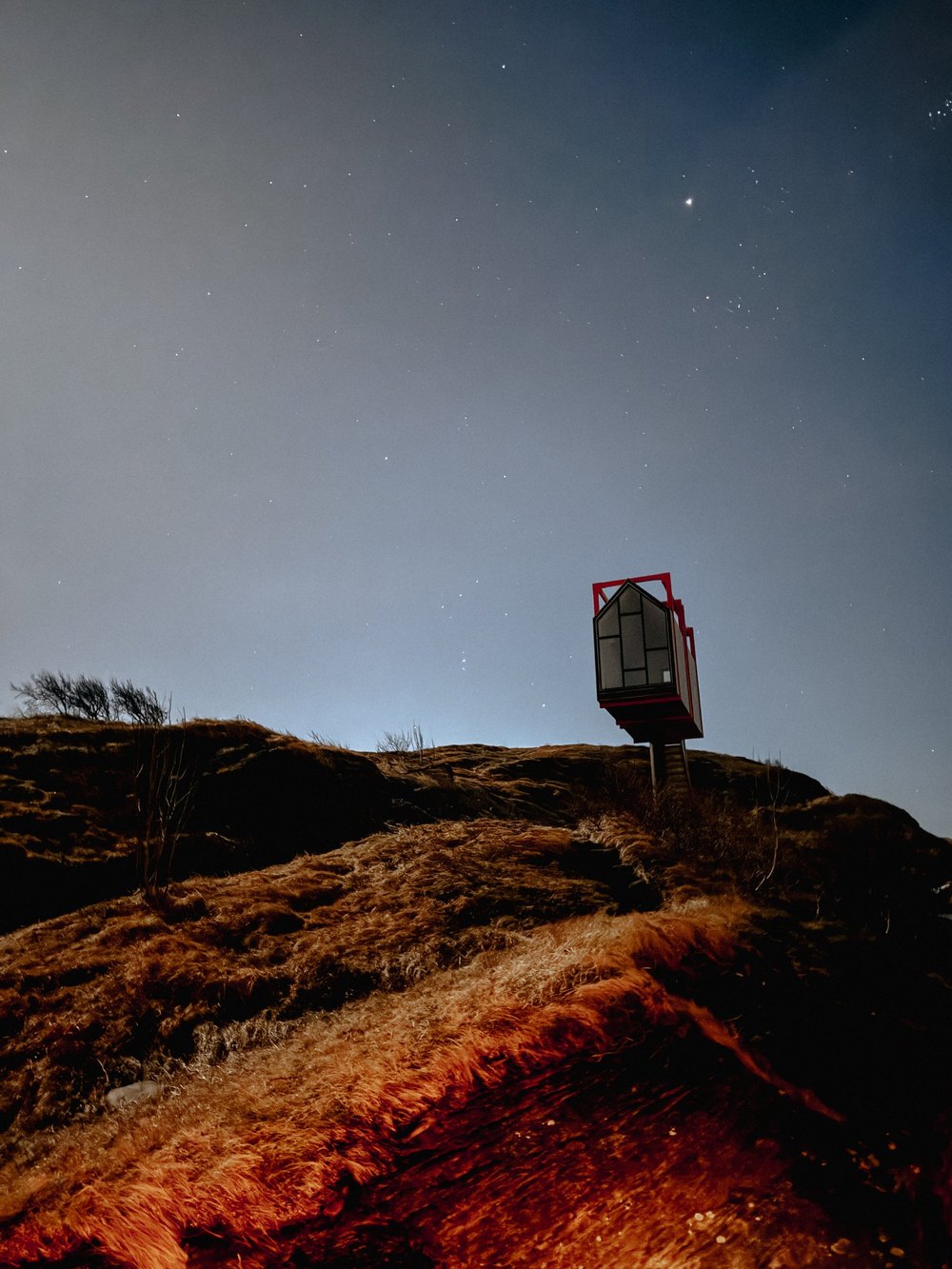 Hütte auf dem Hügel unter Sternenhimmel