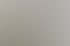 Zwei ausfahrbare, dunkelgraue Markisen in Gehäusen an einer weißen Wand.