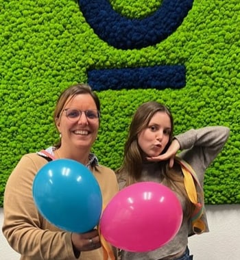 Kolleginnen mit Luftballon – Creditreform Langenfeld