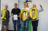 Oliver Gossmann, der 100. Fachbauleiter und Obermonteur mit IHK-Zertifikat, mit Luftballons in Form der Zahl 100