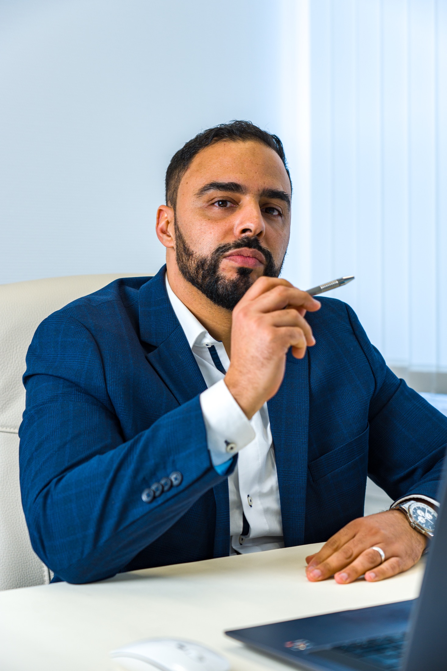 Abdelkarim Amachaibou, Gründer Finanzmann, am Schreibtisch