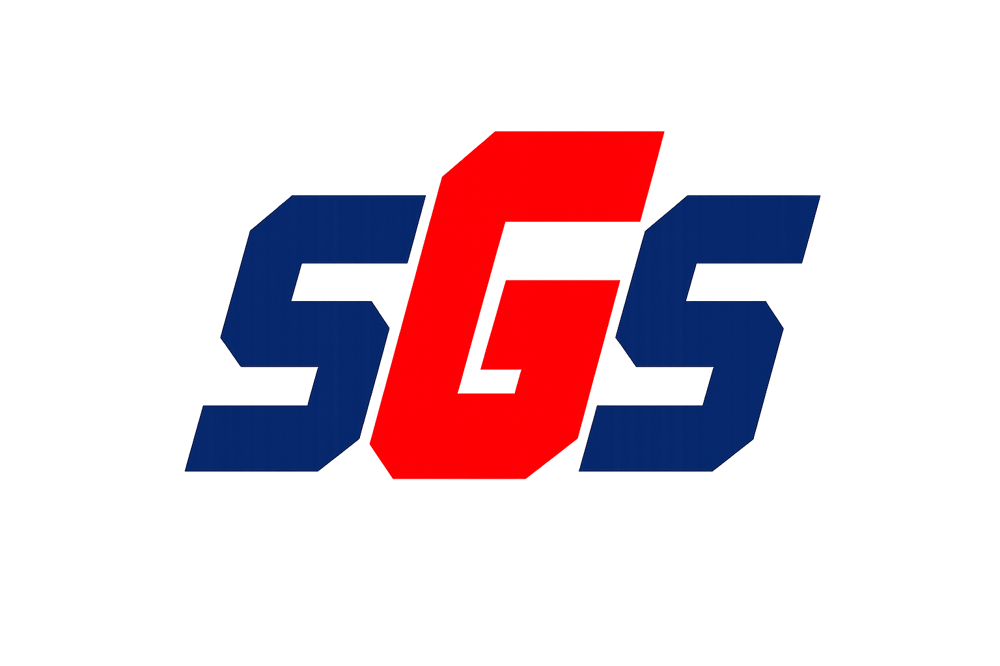 Schriftzug SGS in fetten, kantigen Buchstaben mit einem roten G zwischen zwei dunkelblauen S auf schwarzem Hintergrund.