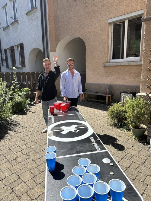 Bierpong im Innenhof