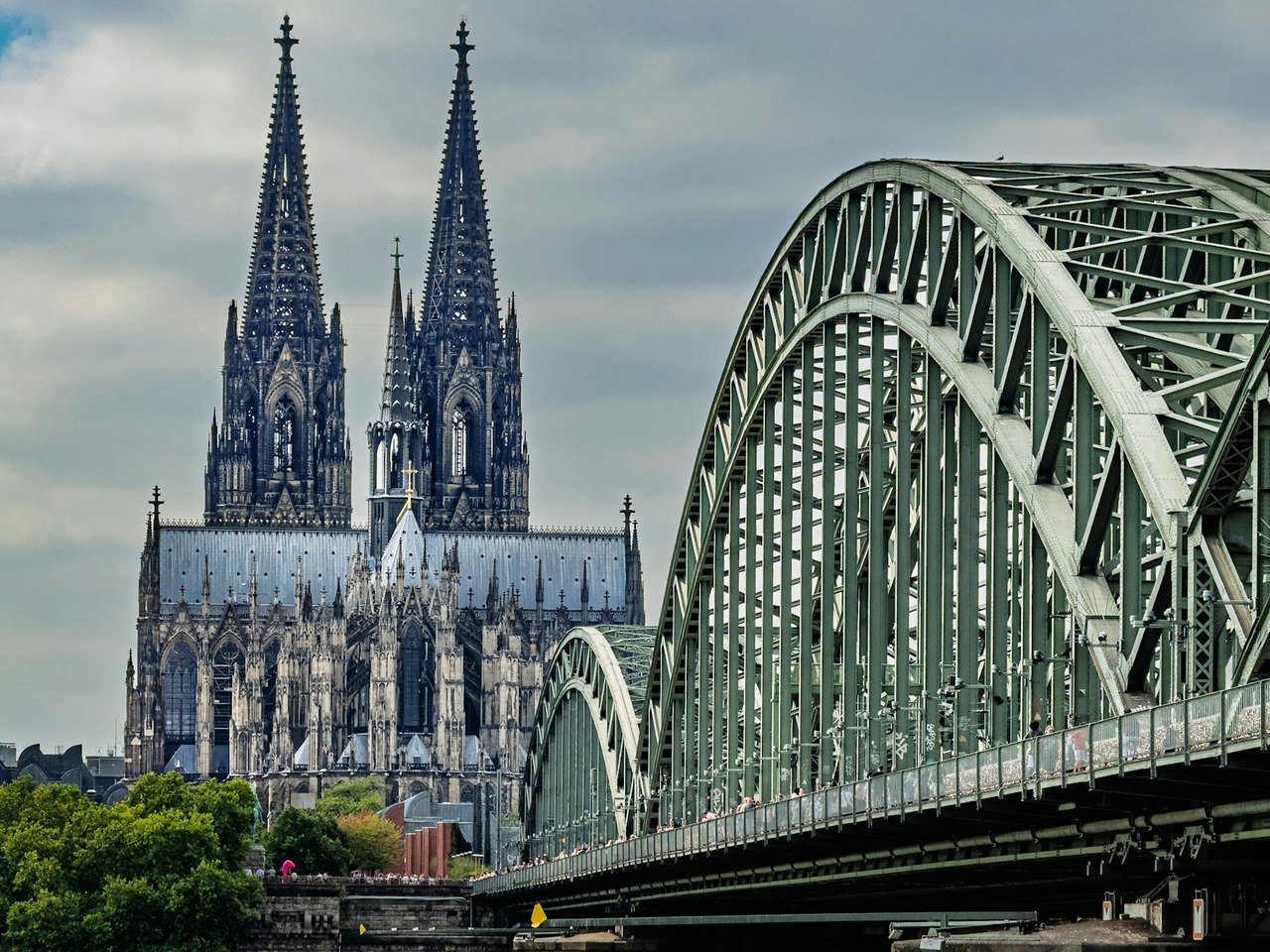Kölner Dom und Hohenzollernbrücke über dem Rhein – Google Ads Agentur Klickrebellen in Köln