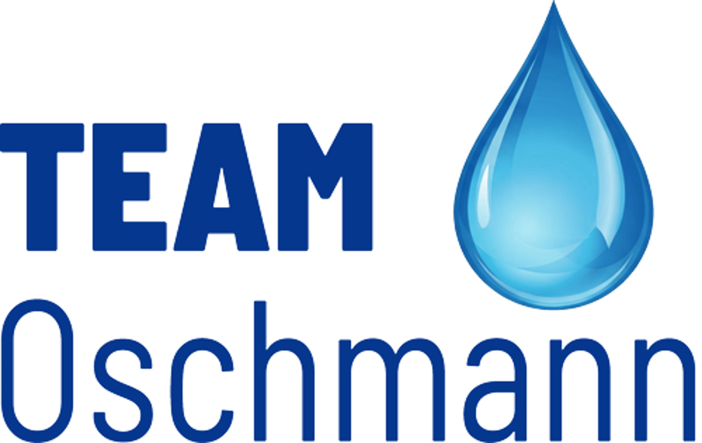 Blauer Text "TEAM Oschmann" neben einem blauen Wassertropfen.