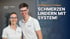 Zwei lächelnde Physiotherapeuten mit Brille, Arme verschränkt, vor einem Fitnessstudio.