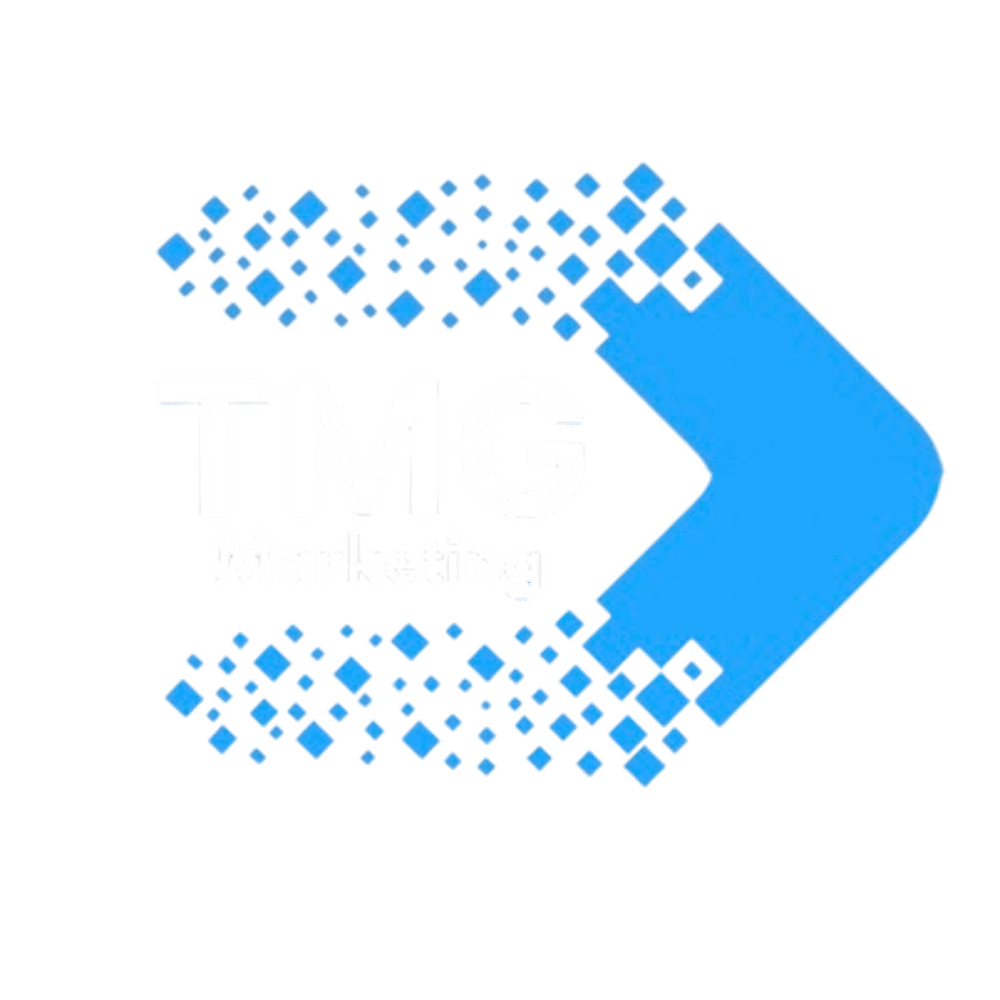 TMG Marketing Logo: Weißer Text "TMG Marketing" mit blauer Pfeilform aus Quadraten.