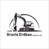 Logo der Gravis Erdbau GmbH & Co. KG mit schwarzer Bagger-Grafik vor einem Halbbogen.