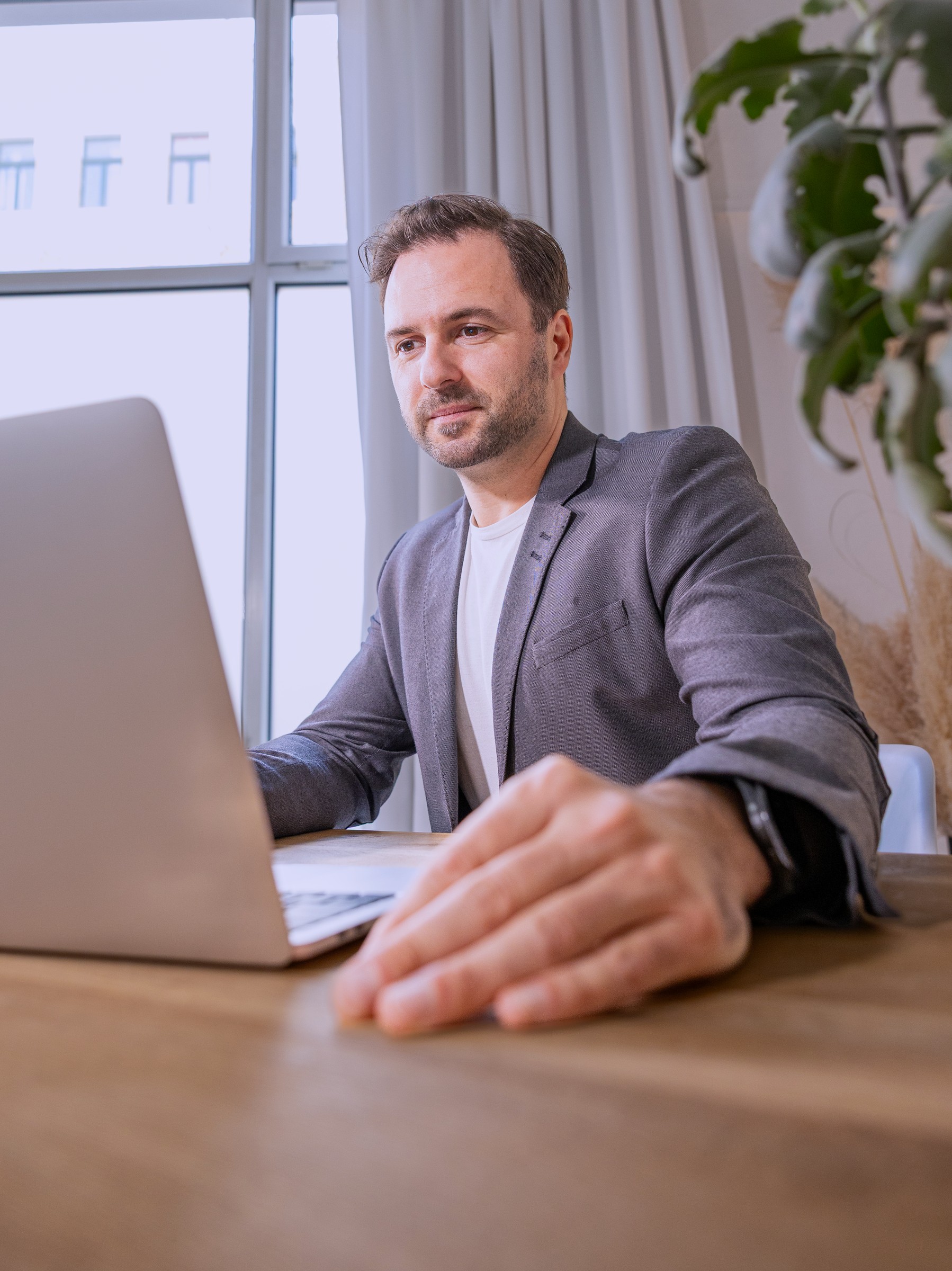 Geschäftsmann am Arbeitsplatz – Businessfotografie Leipzig