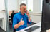 Dirk Abel am Telefon, lächelnd mit Daumen hoch