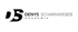 Schwarzes Logo der Denys Scharnweber Akademie auf dunklem Hintergrund.