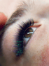 Nahaufnahme einer Wimpernverlängerung mit grünen Farbwimpern im Fany Beauty Salon in Zweibrücken-Wattweiler