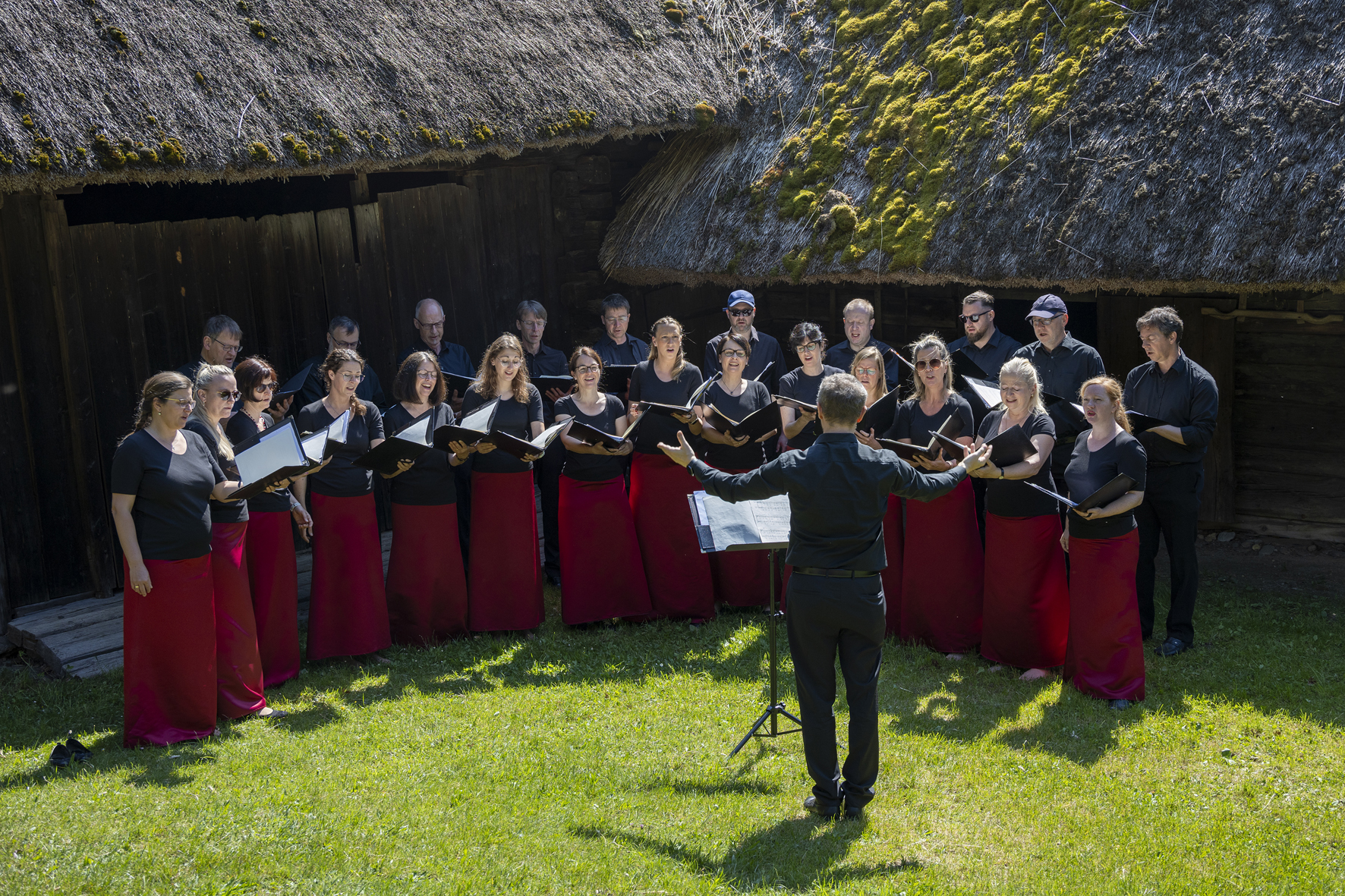 Vocalensemble Landsberg singing at the Sallegger Moar farmhouse, open air finale at the Freilichtmuseum Stübing, Voices of Spirit 2024