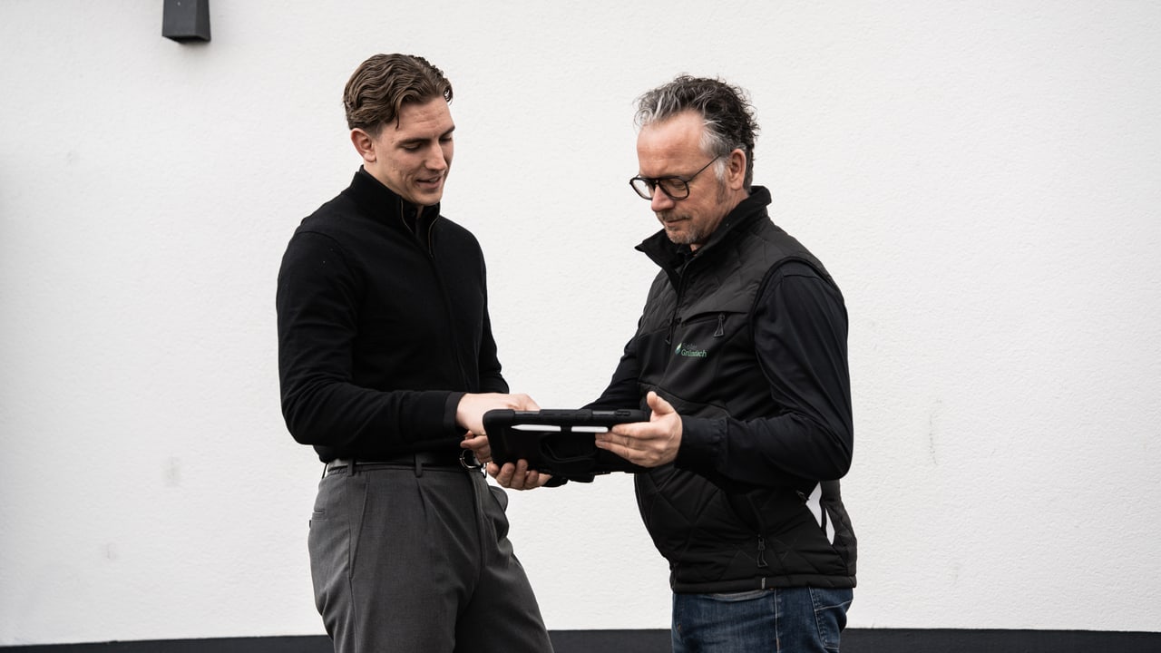 Belegungsplan der Dachflächen auf dem Tablet, gemeinsam besprochen