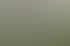 Ein lächelndes Paar steht im Garten vor einem modernen weißen Haus; der Mann hält ein Weinglas.