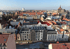 Blick über die Dächer der Altstadt von Rostock mit modernen Gebäuden, Solaranlagen und der Petrikirche.