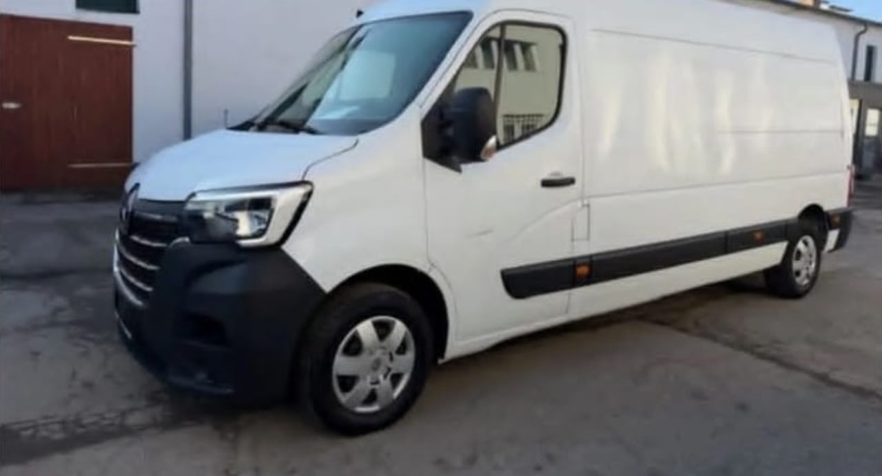 Weißer Renault Master Transporter