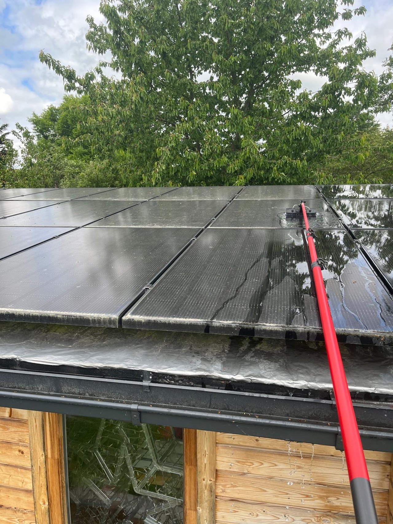 Photovoltaik Reinigung in Berlin: Reinigung einer PV-Anlage im Einsatz.