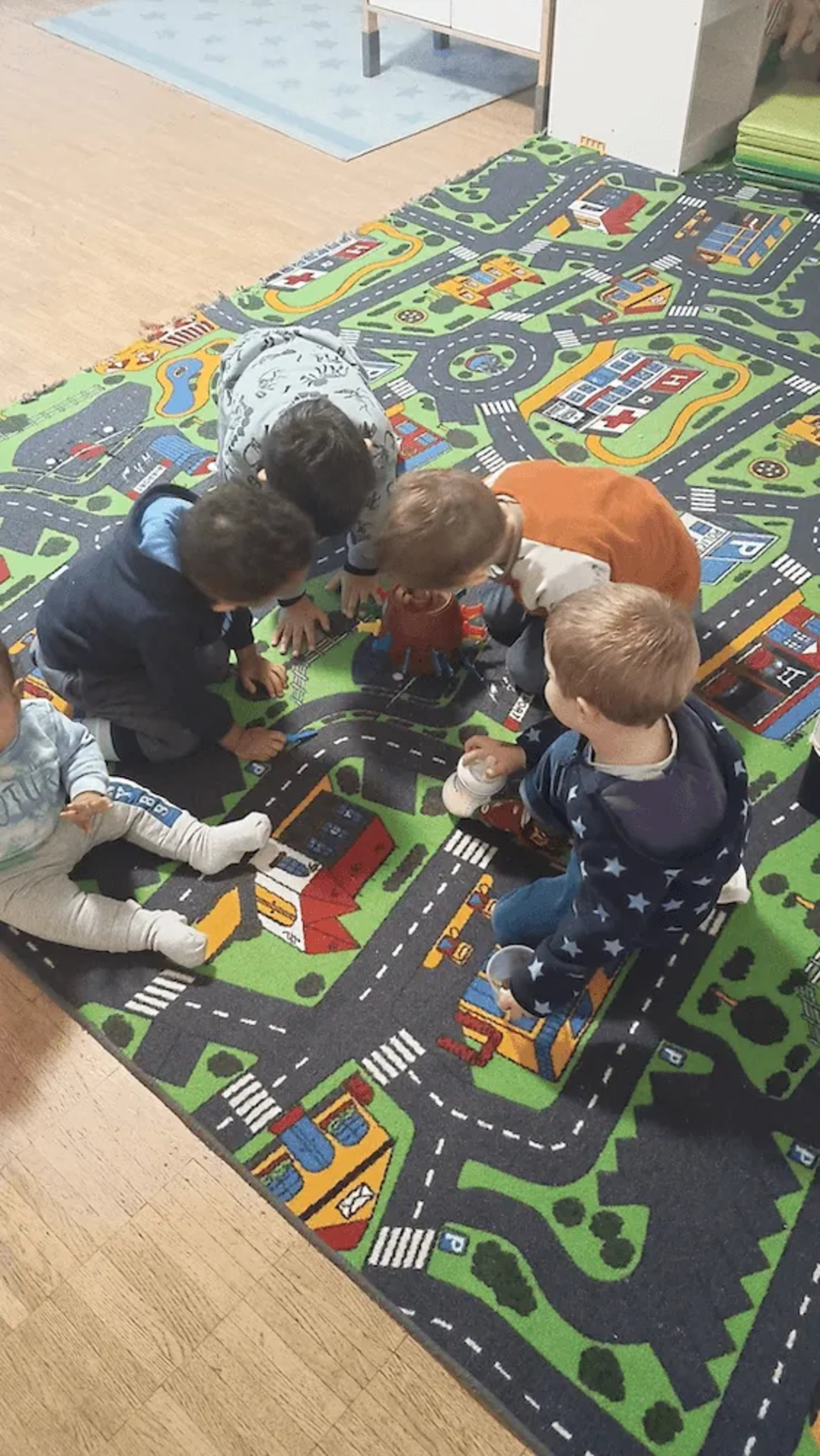 Kinder spielen vertieft in der Kita Wunderkiste