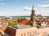 Das Weinstadel und der Wasserturm in Nürnberg spiegeln sich bei Sonnenschein im Wasser der Pegnitz.