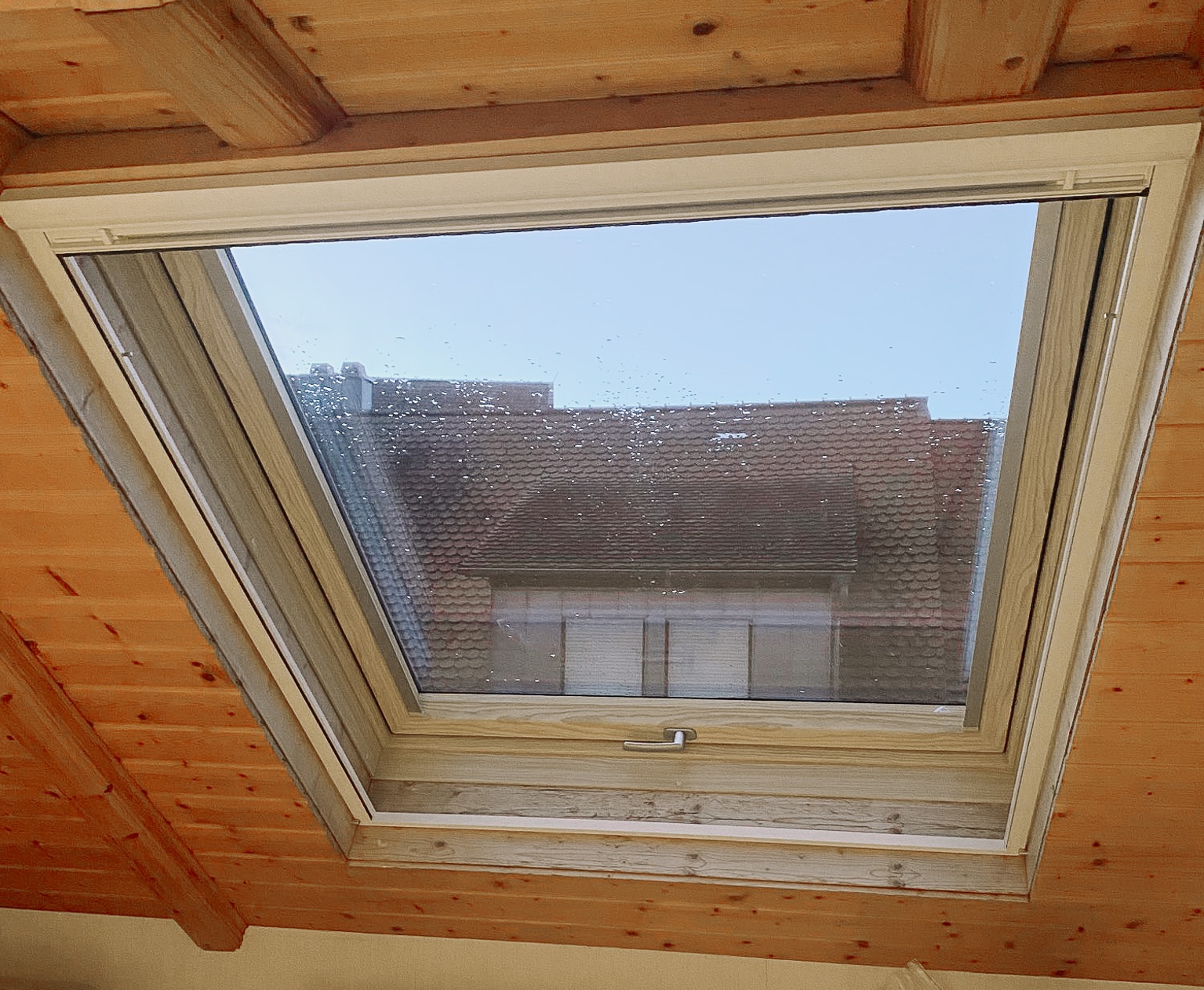 Dachfenster mit elektrischem Außenrollladen in Crailsheim – Zimmerei Neidlein
