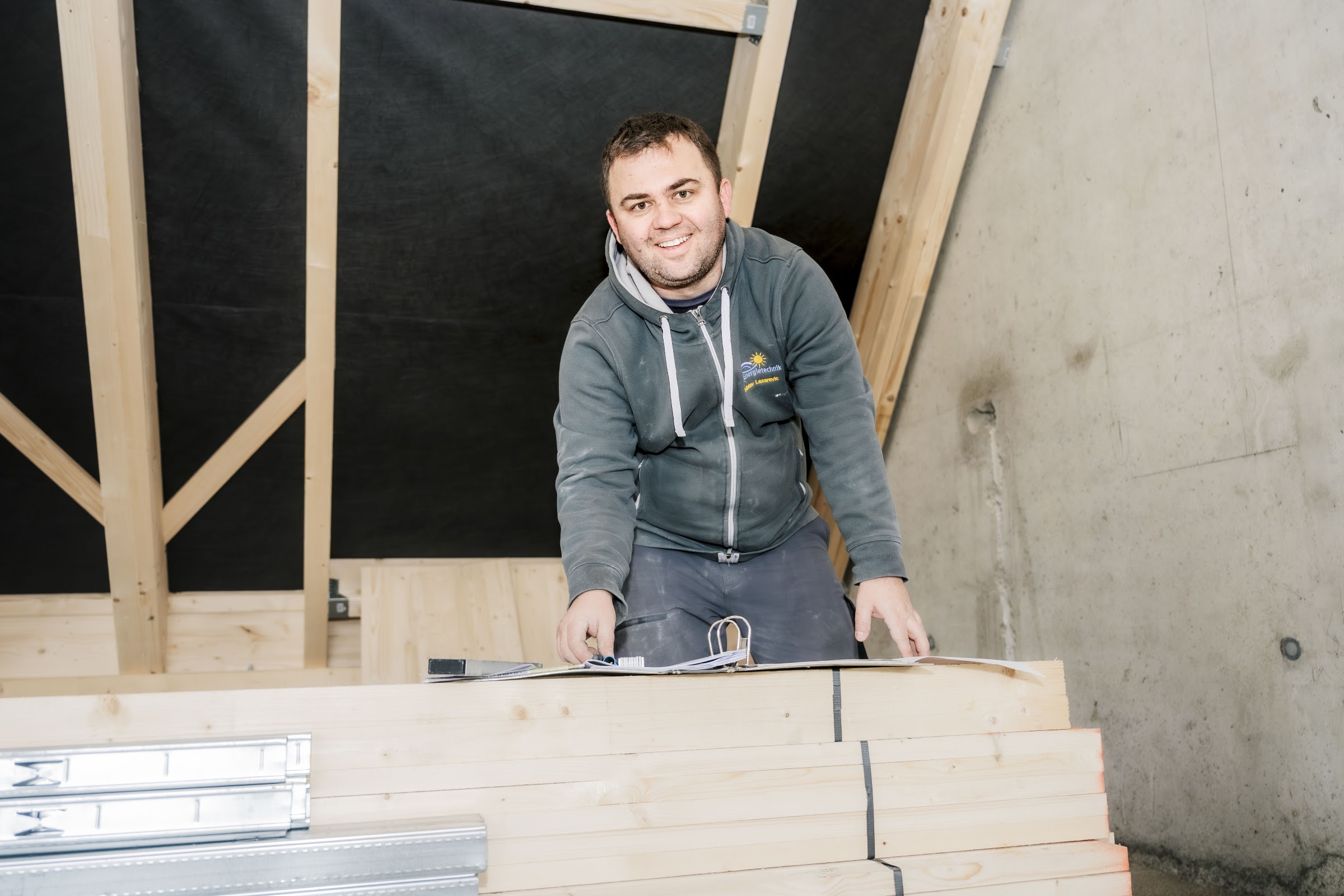 Junger Kollege von TK-Energietechnik lacht auf der Baustelle