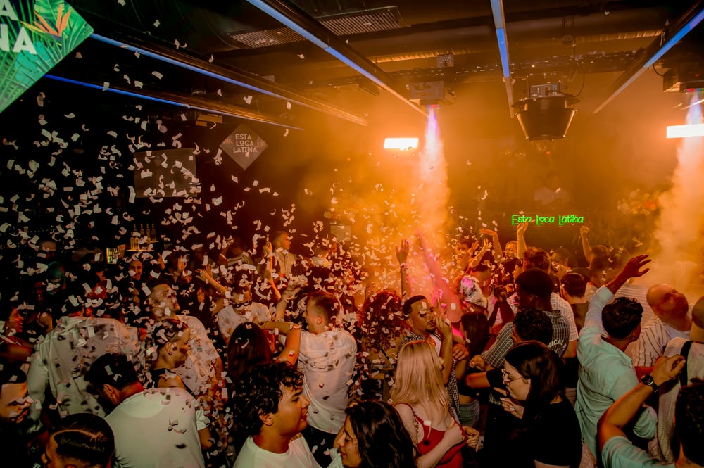 Crowd bei einer Reggaeton Party von Esta Loca Latina