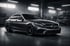 Dunkelgraue Mercedes-Benz C-Klasse Limousine steht in einer Garage; ein weiteres Auto ist im Hintergrund.