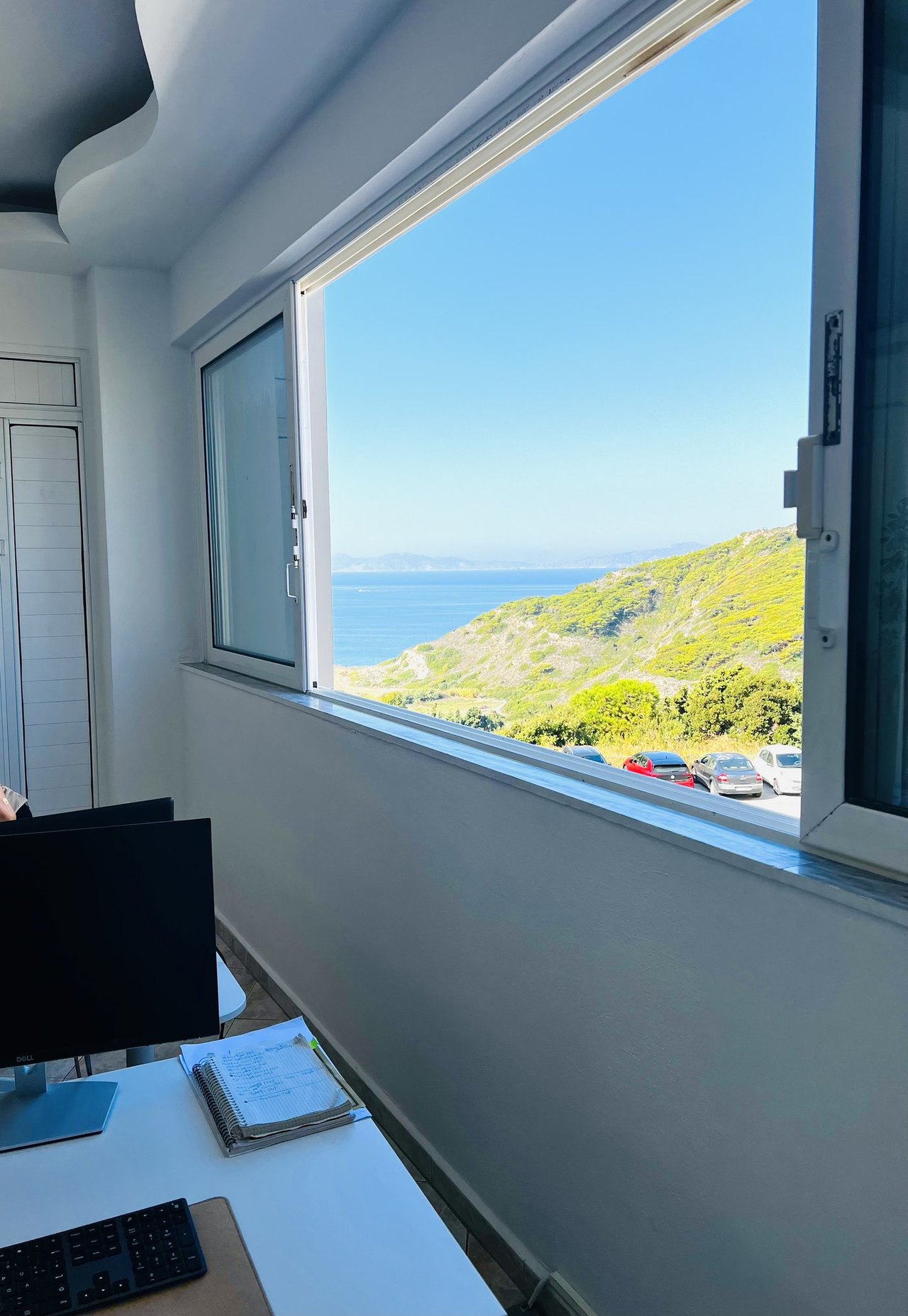 Blick aus dem Be-Works-Büro auf das Meer von Rhodos