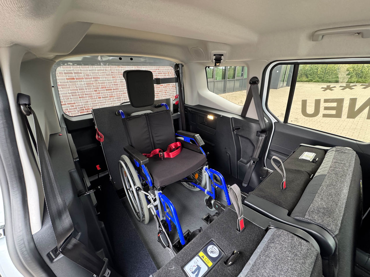 Courier mit Heckausschnitt – Bild 4