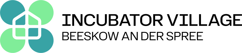Logo: vier farbige Kreise, die ein Haus umrahmen, mit Text "INCUBATOR VILLAGE BEESKOW AN DER SPREE".