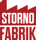Stornofabrik-Logo mit rotem Hintergrund, weißem Text "STORNO" und rotem Text "FABRIK" vor grünem Hintergrund.