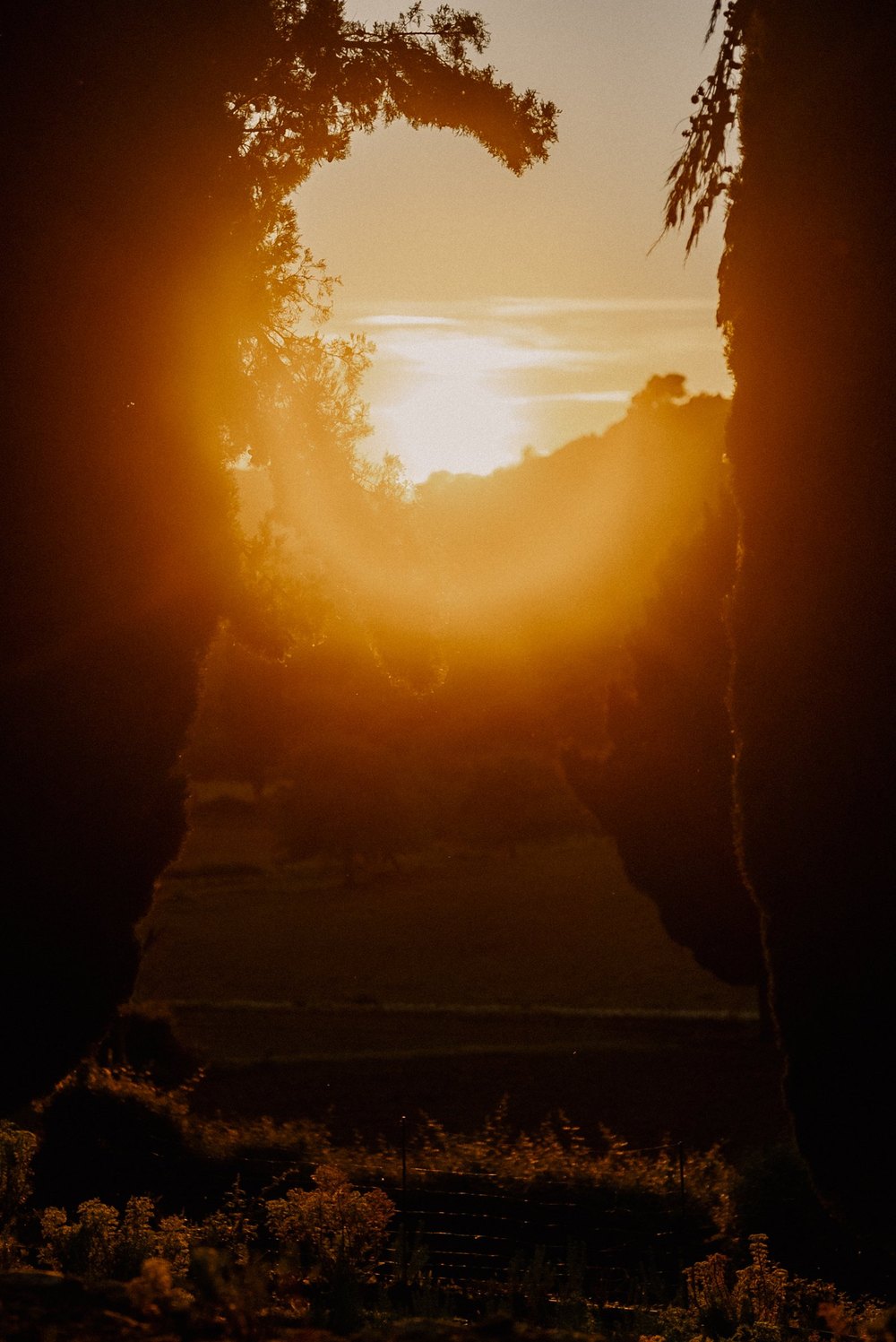Sonnenuntergang durch einen Felsbogen