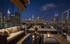 Rooftopbar mit Ausblick auf New York Skyline bei Nacht