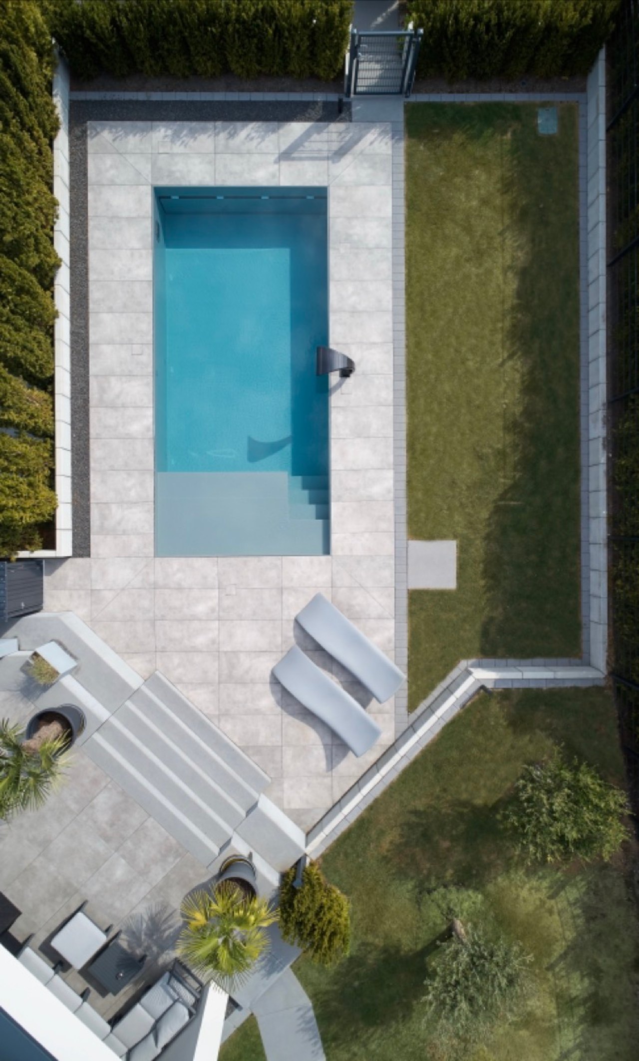 Blick von oben auf Garten mit rechteckigem Pool
