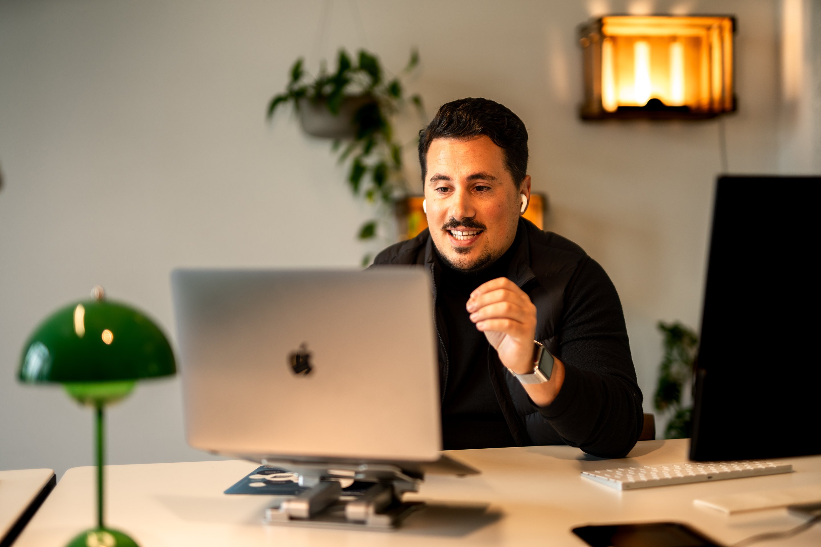 Kevin Handrick am Schreibtisch im Büro der Investmentbuilder Group