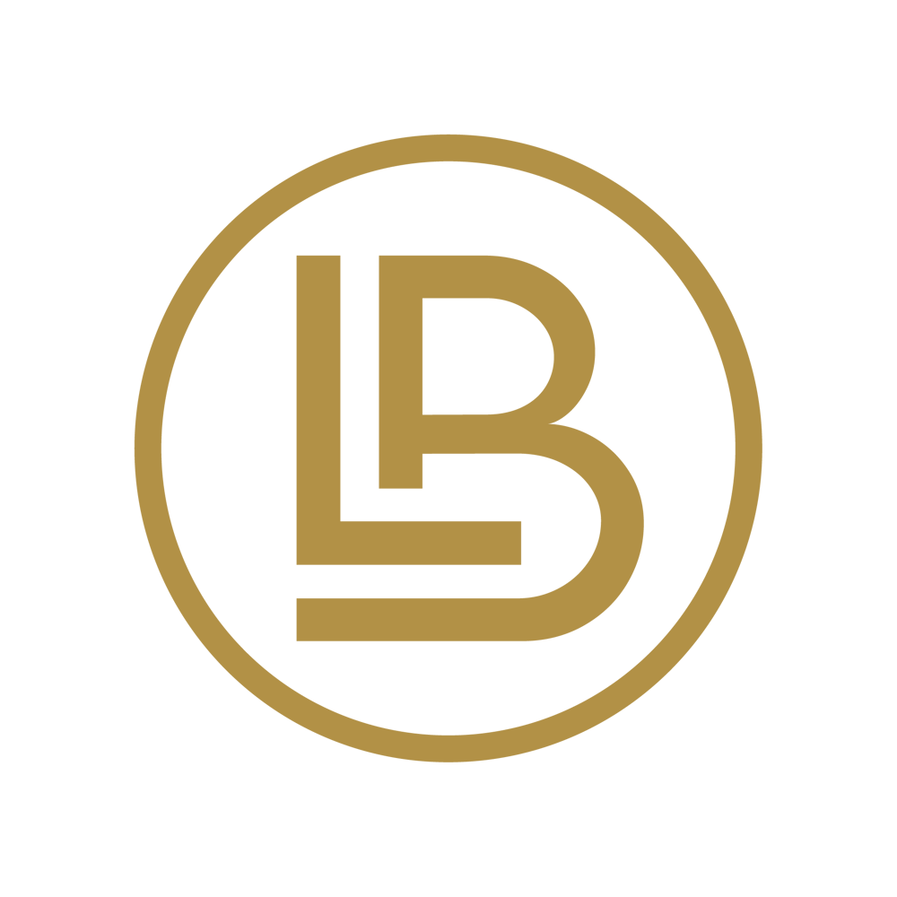Goldener Kreis mit den verschlungenen Buchstaben "LB" auf dunkelgrünem Hintergrund.