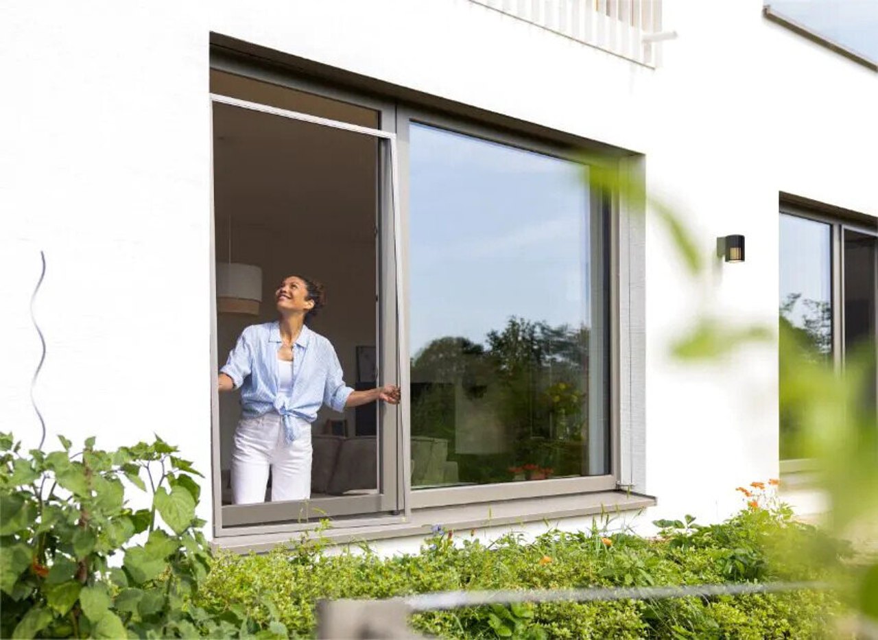 Insektenschutz-Spannrahmen am Fenster