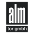 Schwarzes Logo mit „alm“ in Großbuchstaben und „tor gmbh“ darunter.