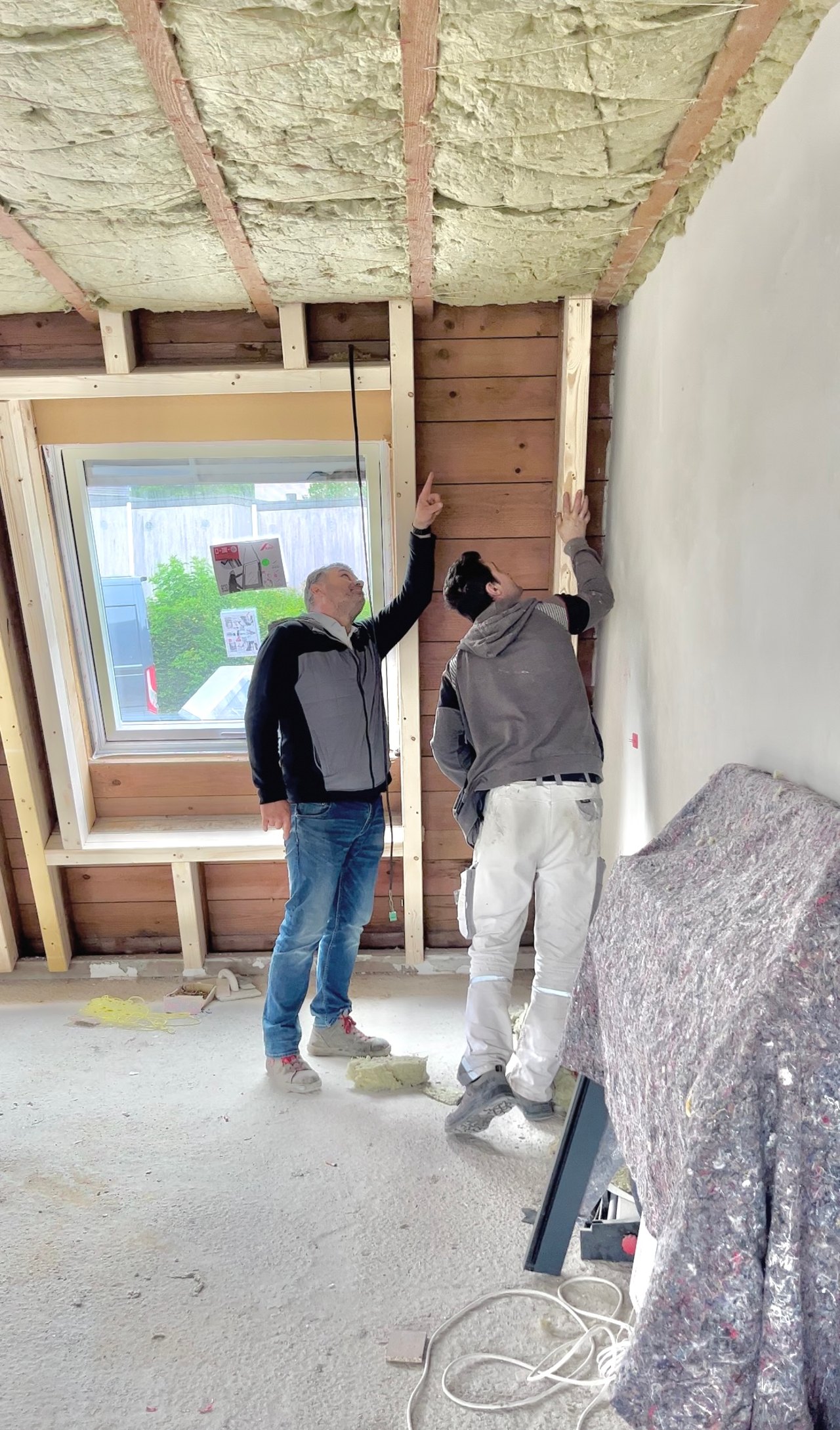 Vor-Ort-Termin: K&G Bauunternehmen bespricht den Ausbau der Dachschräge in Wuppertal