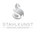 Silbernes Flammen-Logo über dem Schriftzug Stahlkunst Edelstahl Manufaktur auf schwarzem Hintergrund.