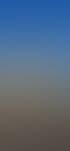 Ein modernes, zweistöckiges Gebäude im Bau mit großen Glasfronten und einem Metallgerüst unter strahlend blauem Himmel.